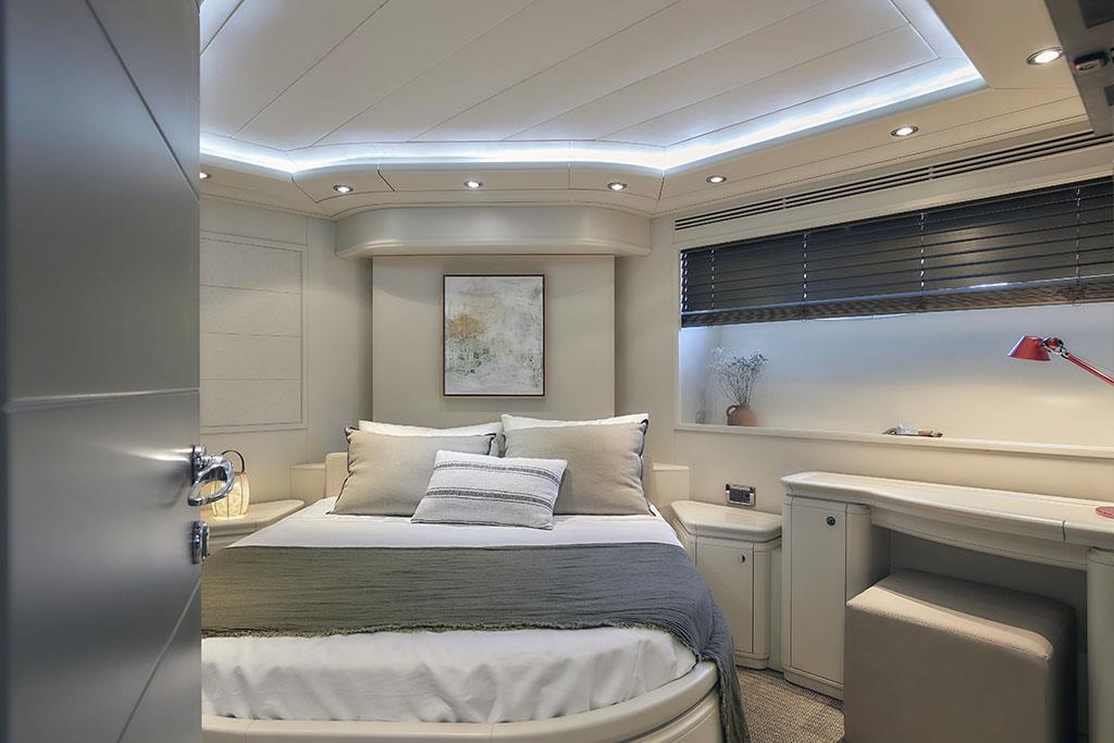 2005 CUSTOM LINE 112' 